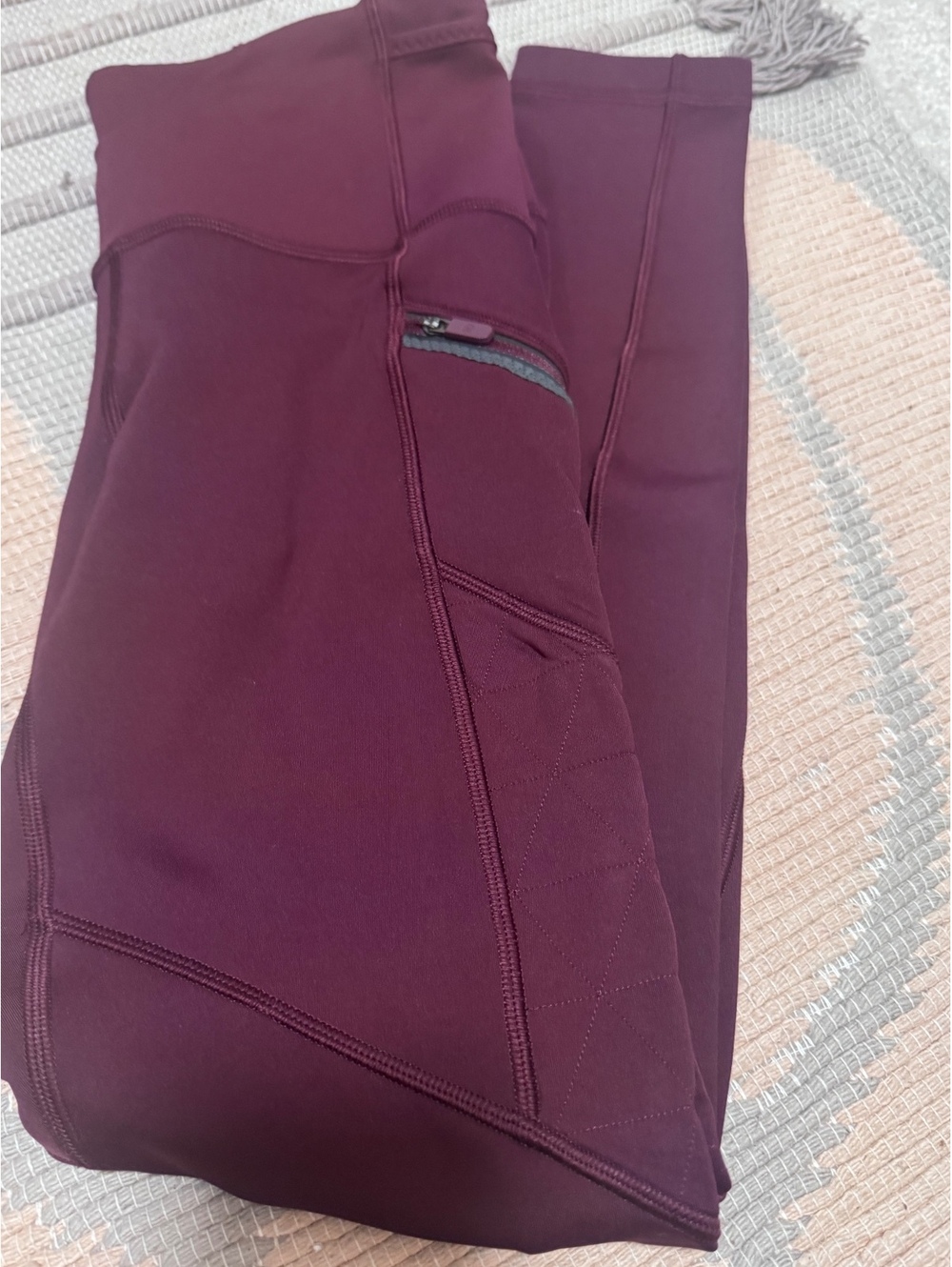 Lululemon  leggings, techfleece! Size 6, Garmet with zipper pockets
